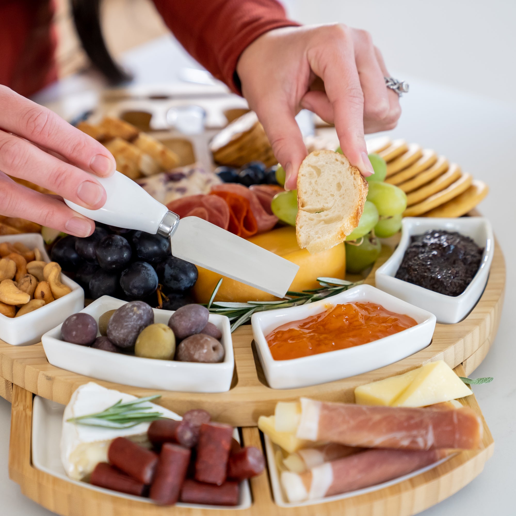 Smirly expandable cheese board set